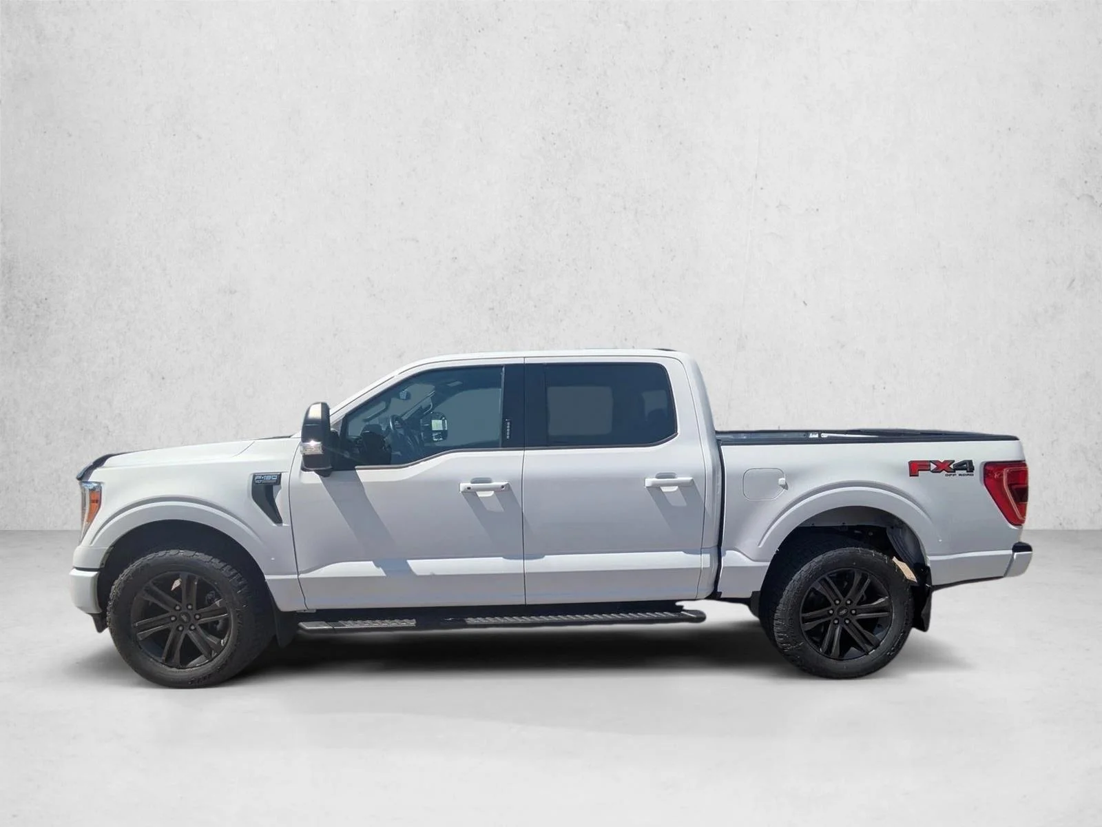 Used 2022 Oxford White Clearcoat Ford XLT image 9