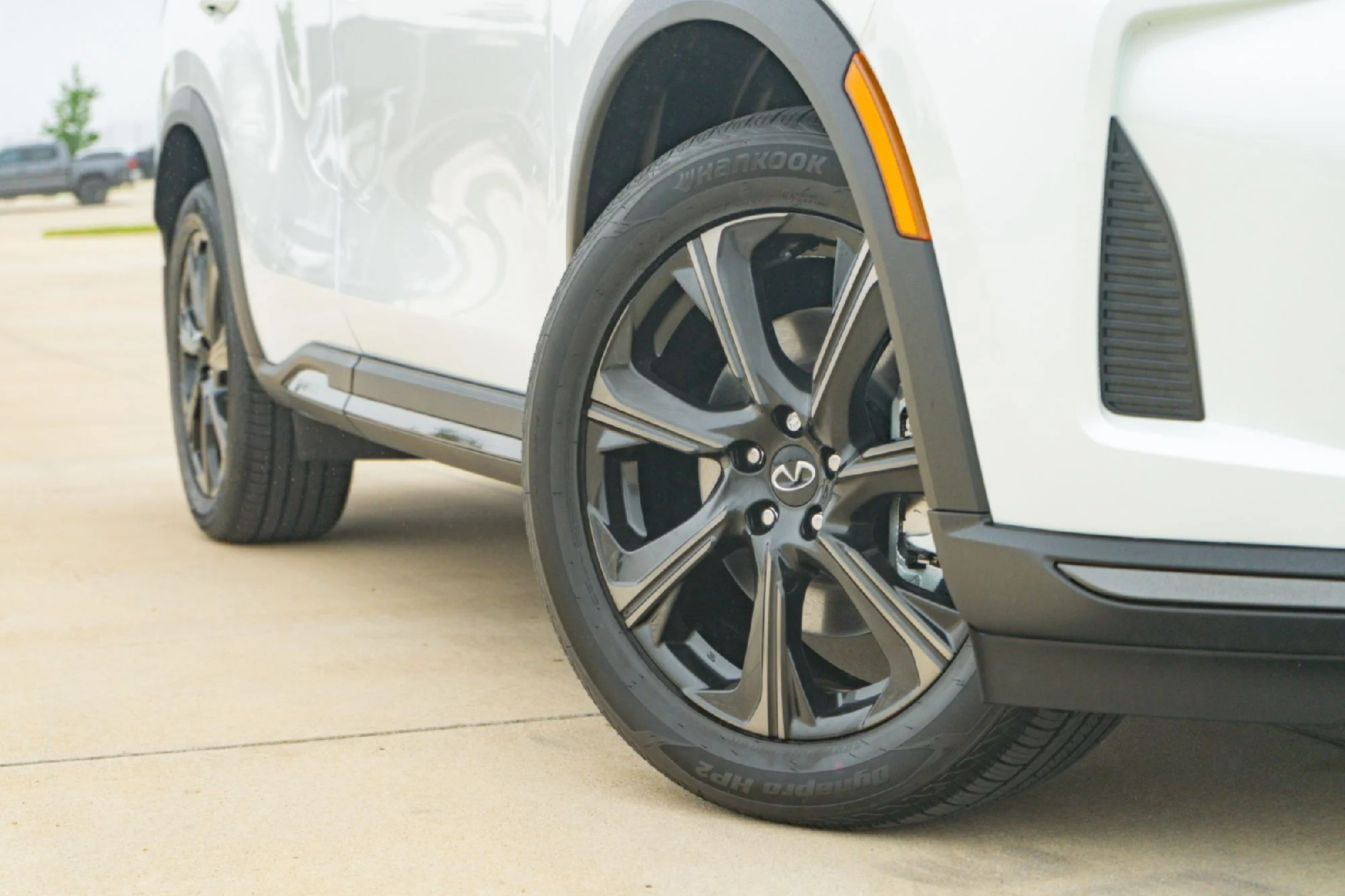 New 2027 2T RAD WHT INFINITI Autograph AWD image 2