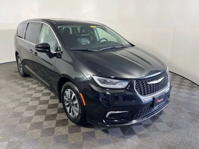 2023 Chrysler Pacifica Hybrid Touring L Hybrid's photo