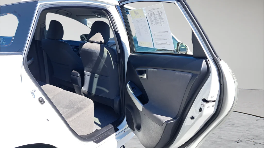 Used 2015 White Toyota Three image 13