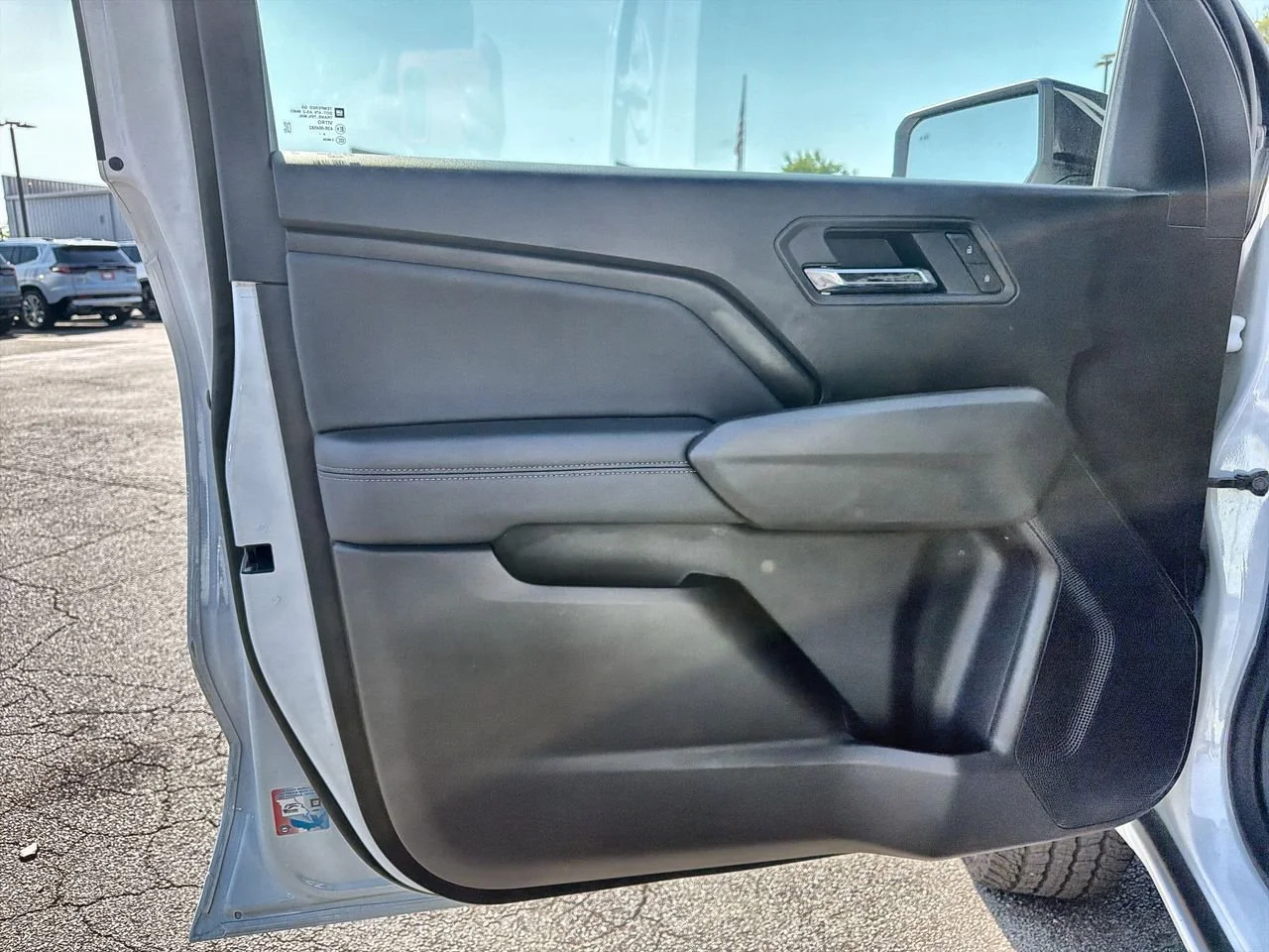 Used 2025 Summit White GMC Elevation image 18