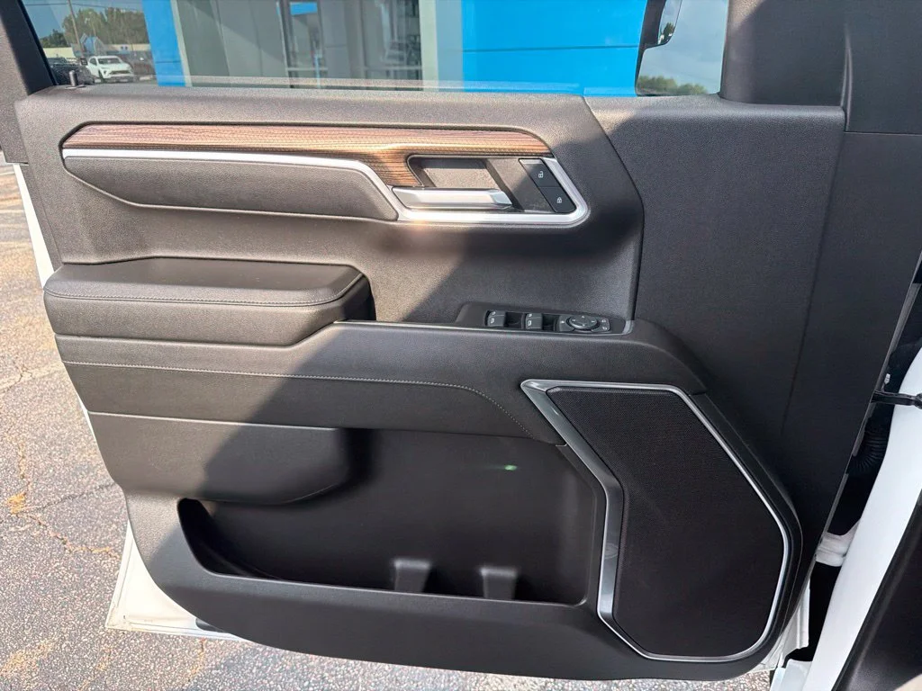 Used 2024 Summit White Chevrolet LT image 15
