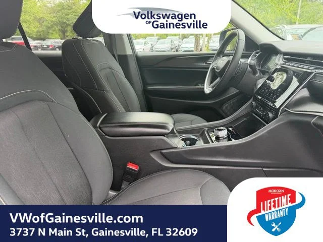 Used 2023 Diamond Black Crystal Pearlcoat Jeep Laredo image 11