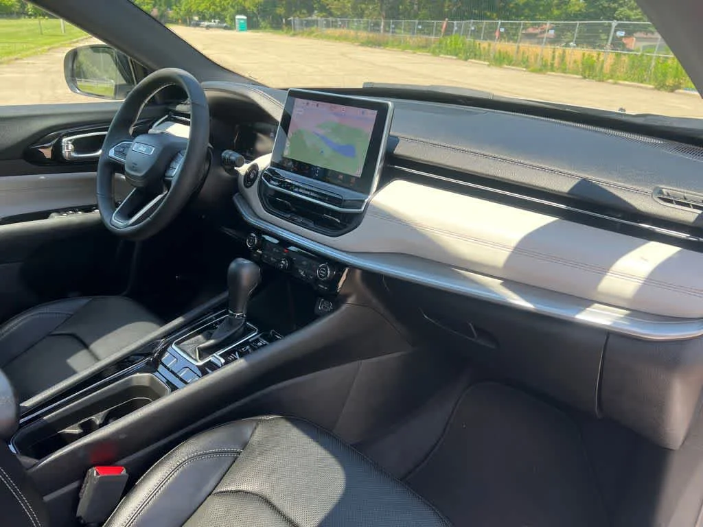 Used 2025 Silver Zynith Metallic Clearcoat Jeep Limited image 16