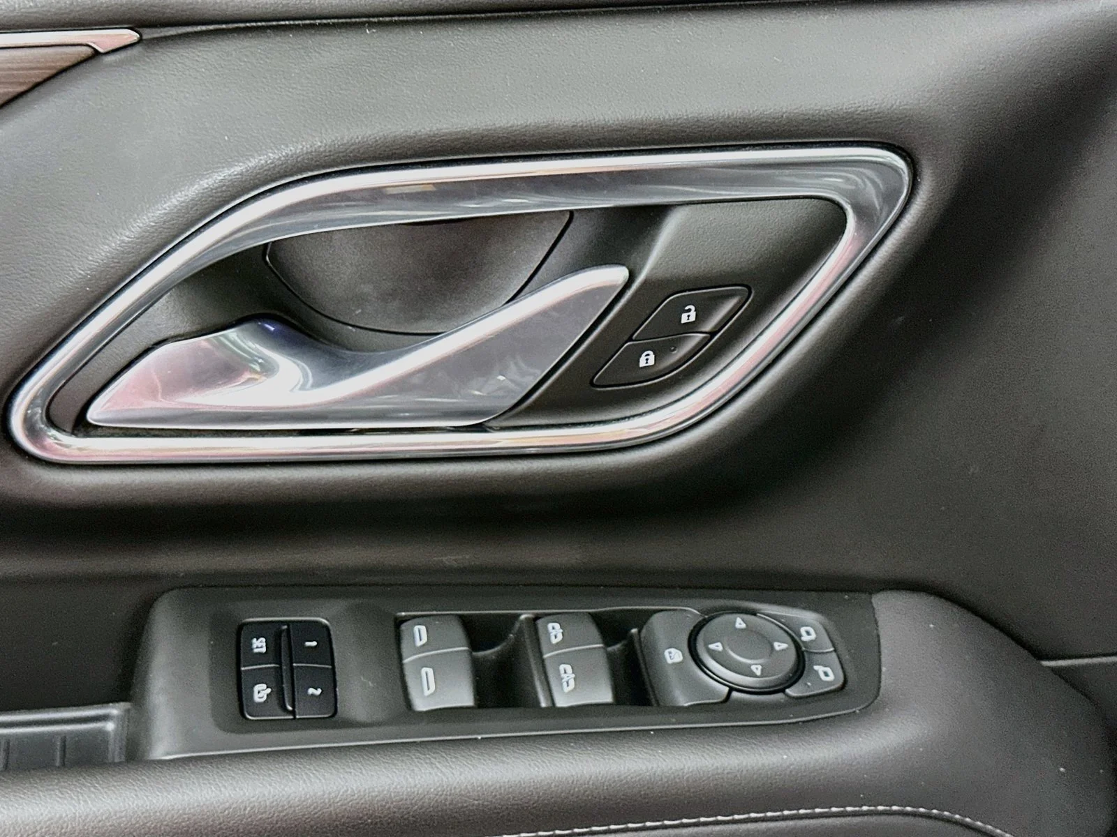 Used 2022 Black Chevrolet Z71 image 19