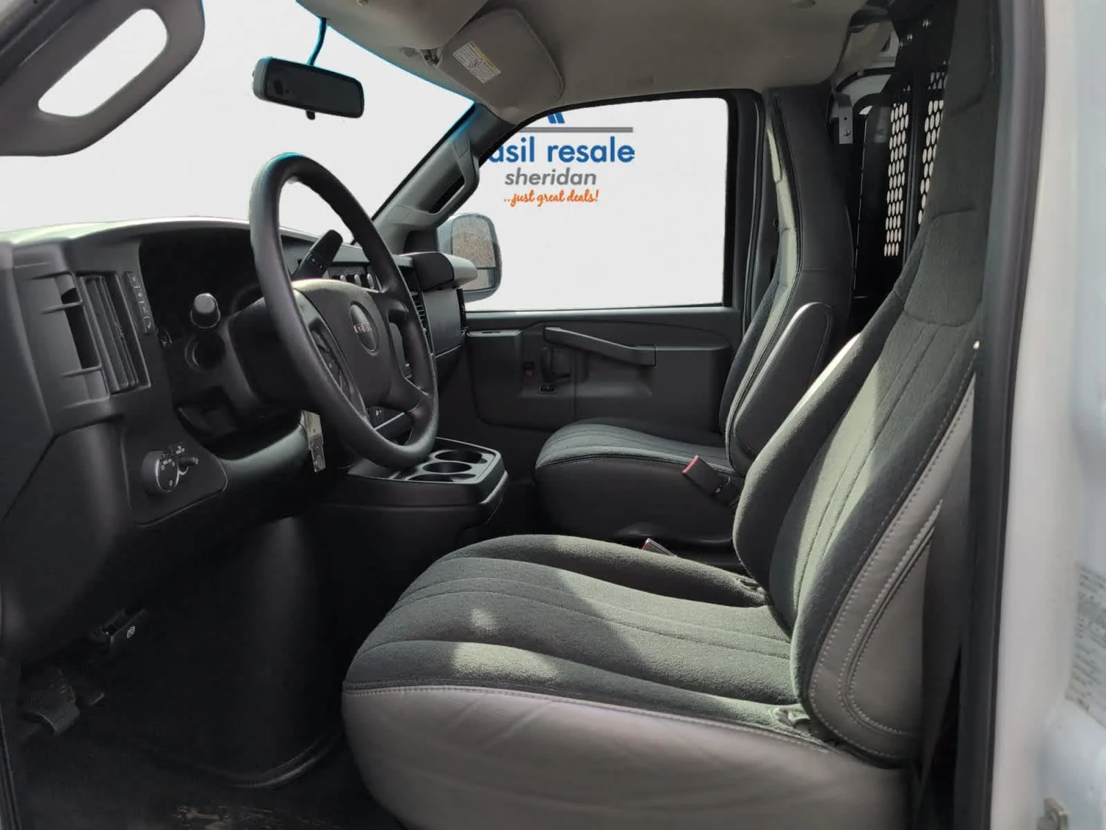 Used 2023 Summit White GMC  image 11