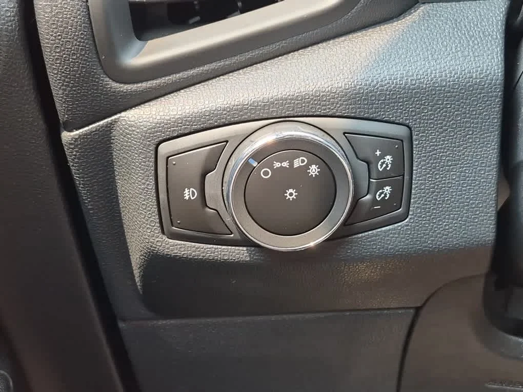 Used 2020 Shadow Black Ford SE image 18