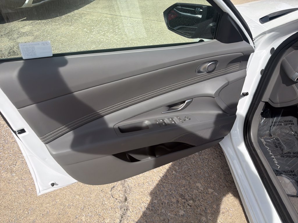 Used 2025 White Hyundai SEL Sport image 12