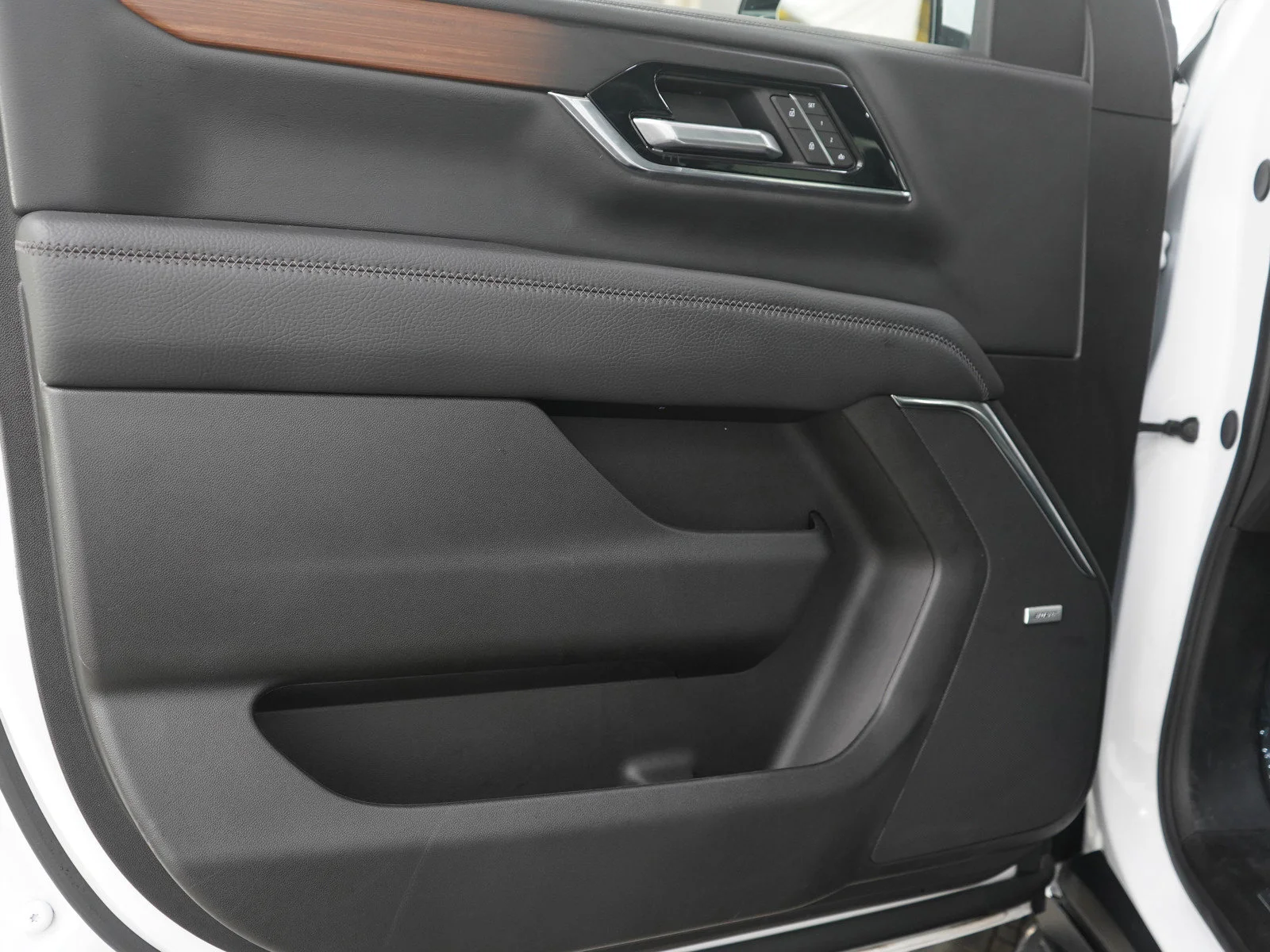 Used 2025 Summit White GMC Denali image 21