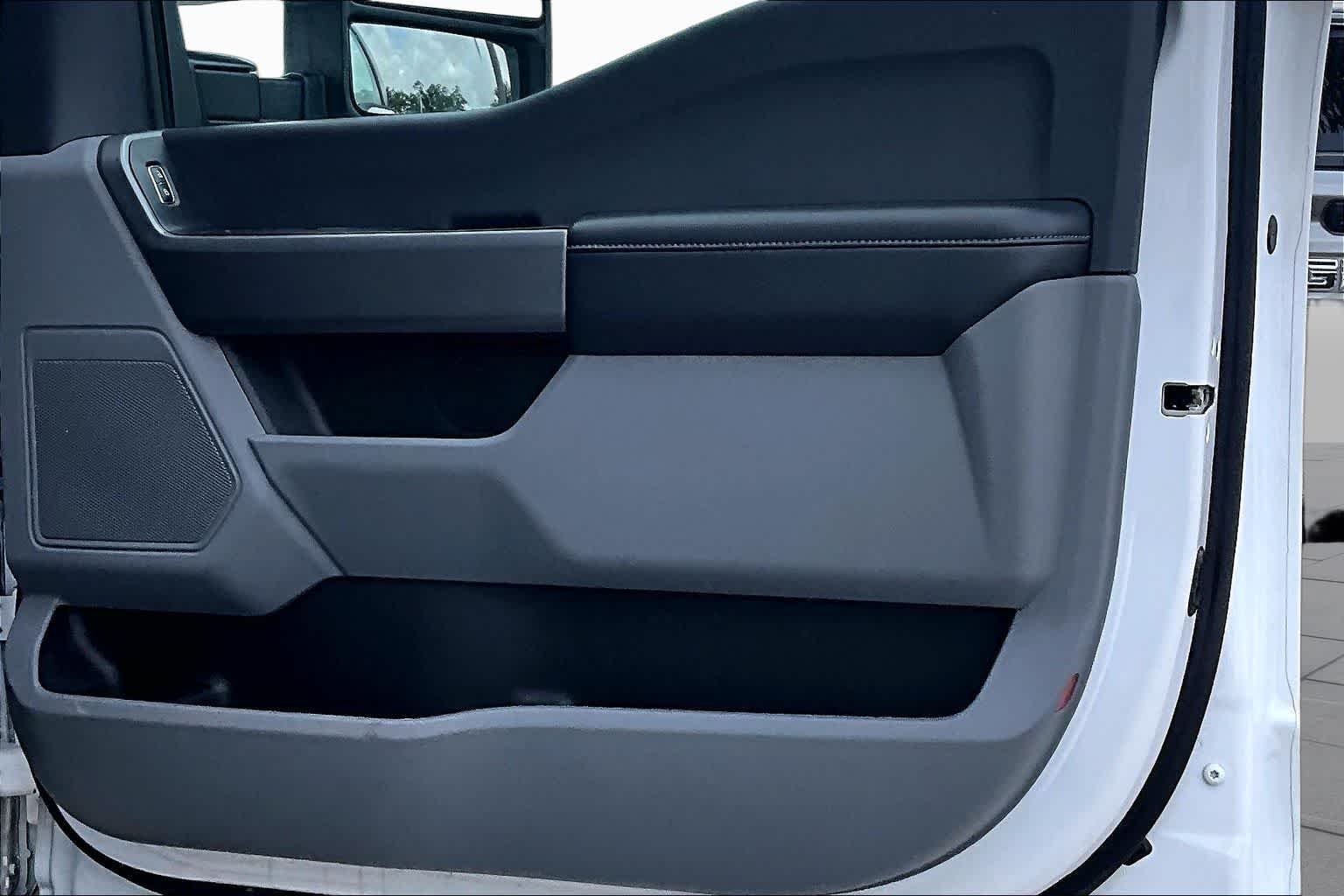 Used 2025 Oxford White Ford XLT image 27