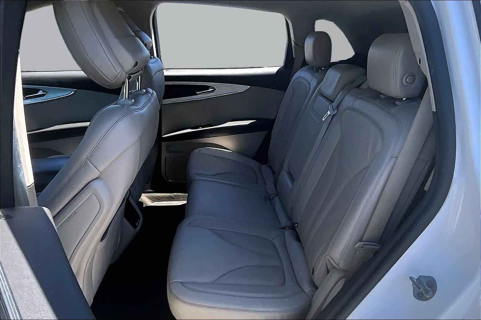 Used 2020 Pristine White Lincoln Standard image 19