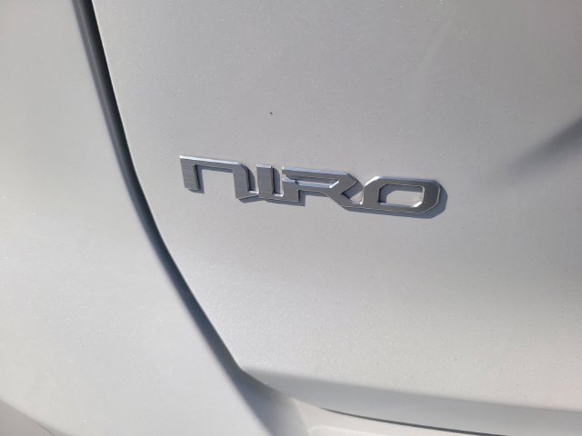 Used 2023 White Kia Wave image 10