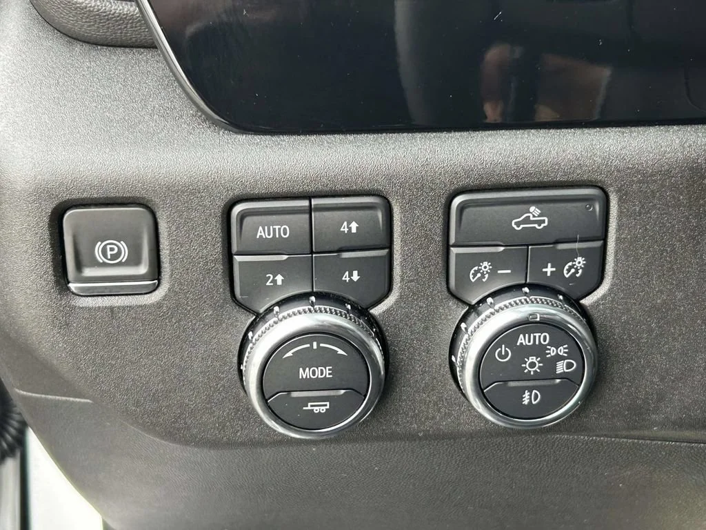 Used 2024 Summit White GMC Elevation image 26