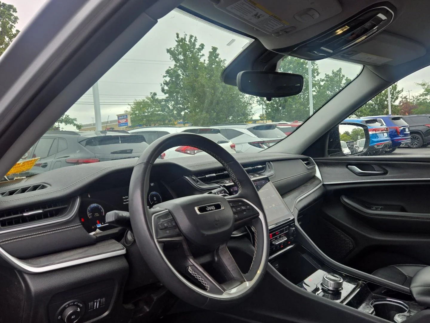 Used 2023  Jeep Limited image 3