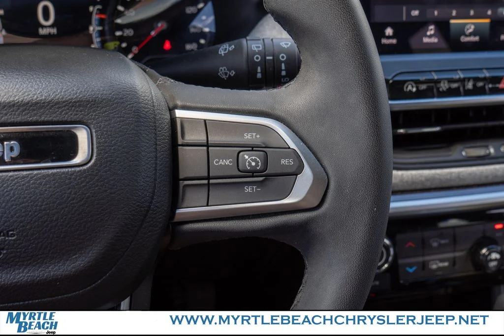Used 2023 Crystal Metallic Jeep Latitude image 26