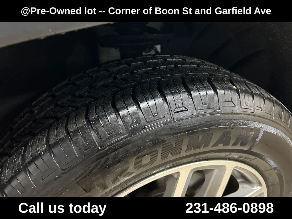 Used 2019 White GMC SLE-2 image 12