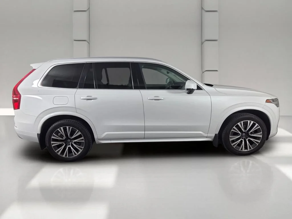 Used 2020 Crystal White Volvo Momentum image 4