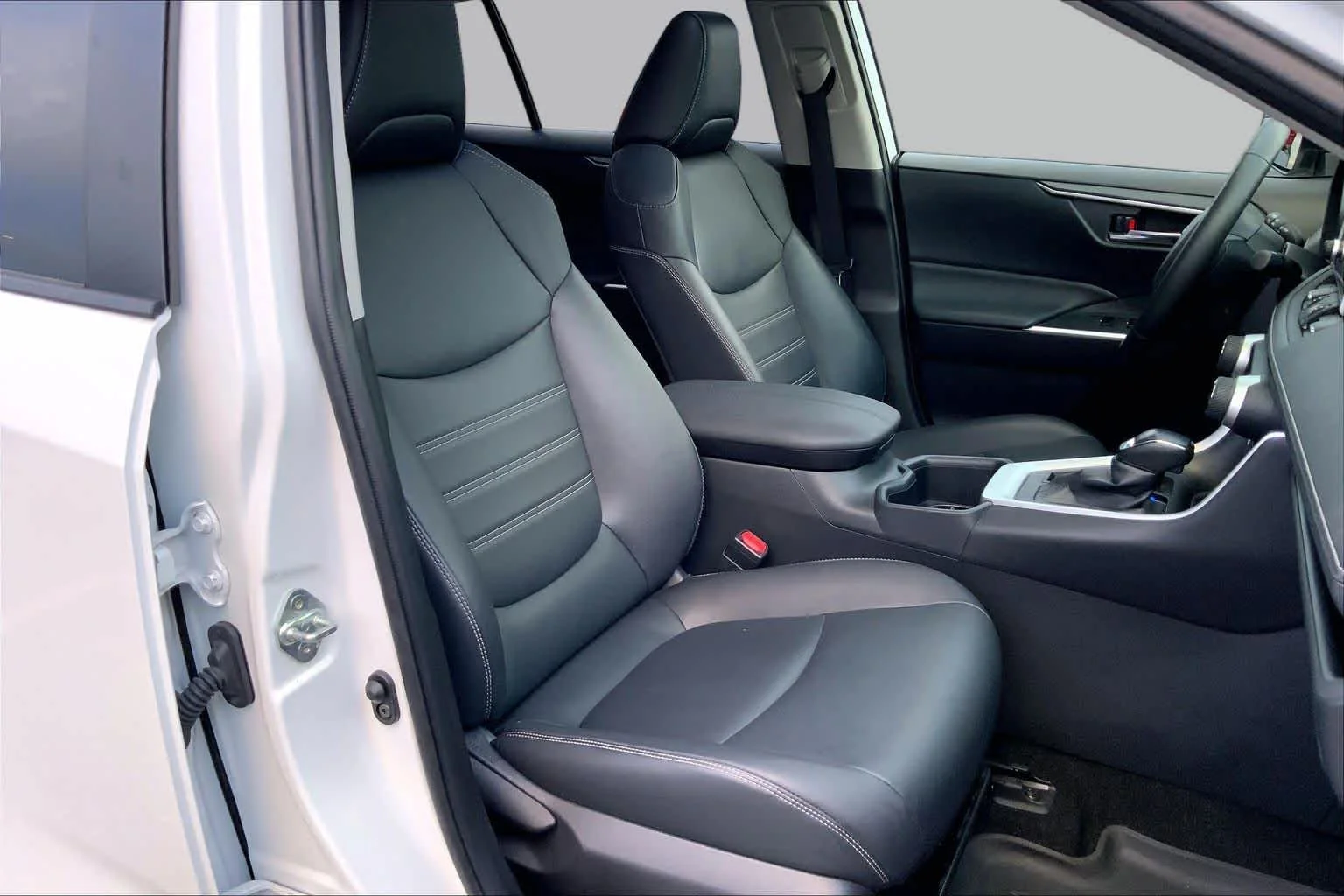 Used 2024 Wind Chill Pearl Toyota XLE Premium image 8