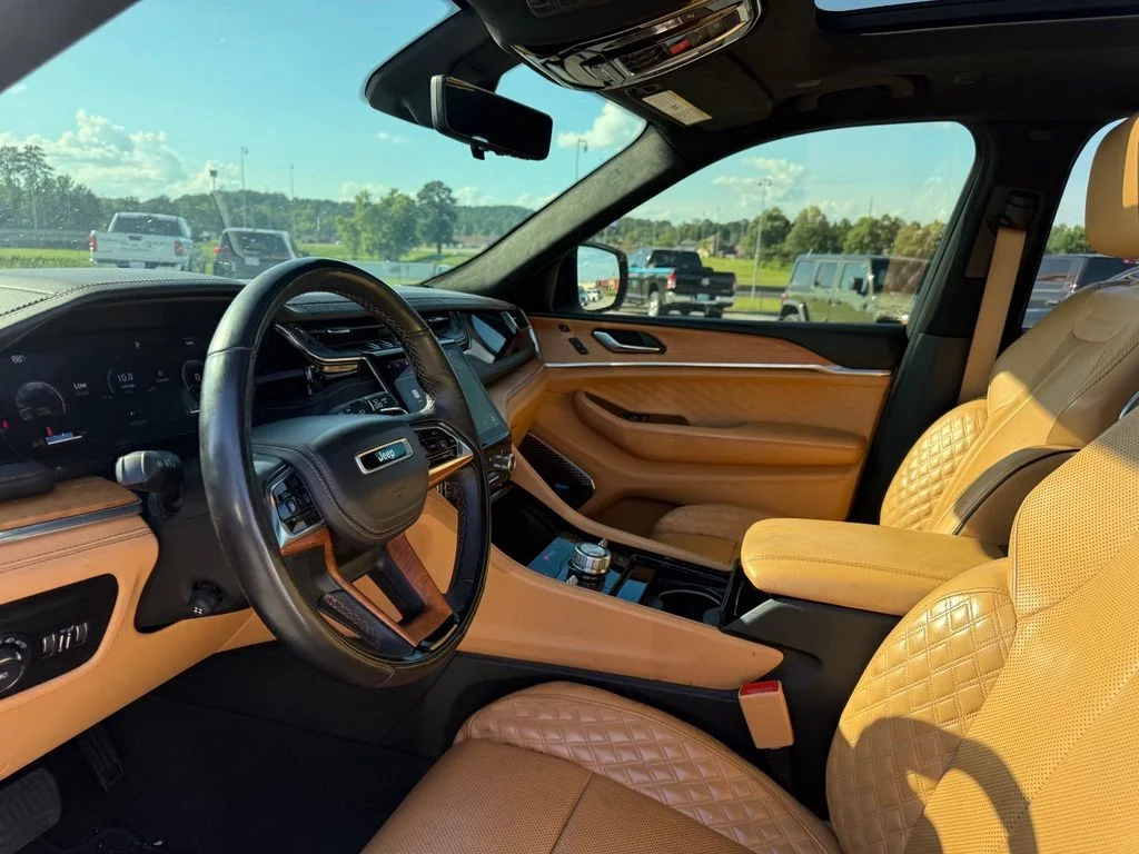 Used 2022 White Jeep Summit Reserve image 4