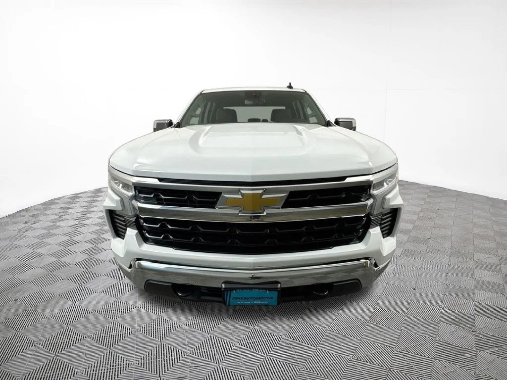 Used 2024 Summit White Chevrolet LT image 3