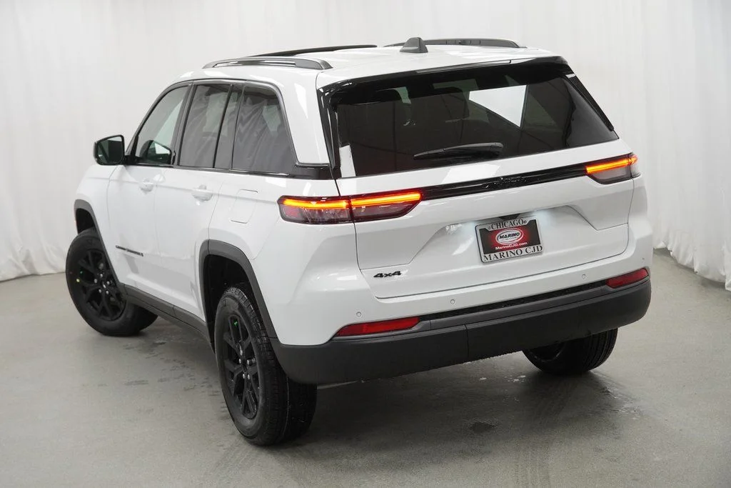 New 2026 Bright White Clear-Coat Exterior Paint Jeep Laredo Altitude image 11