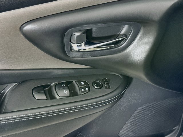 Used 2021 Black Nissan S image 17