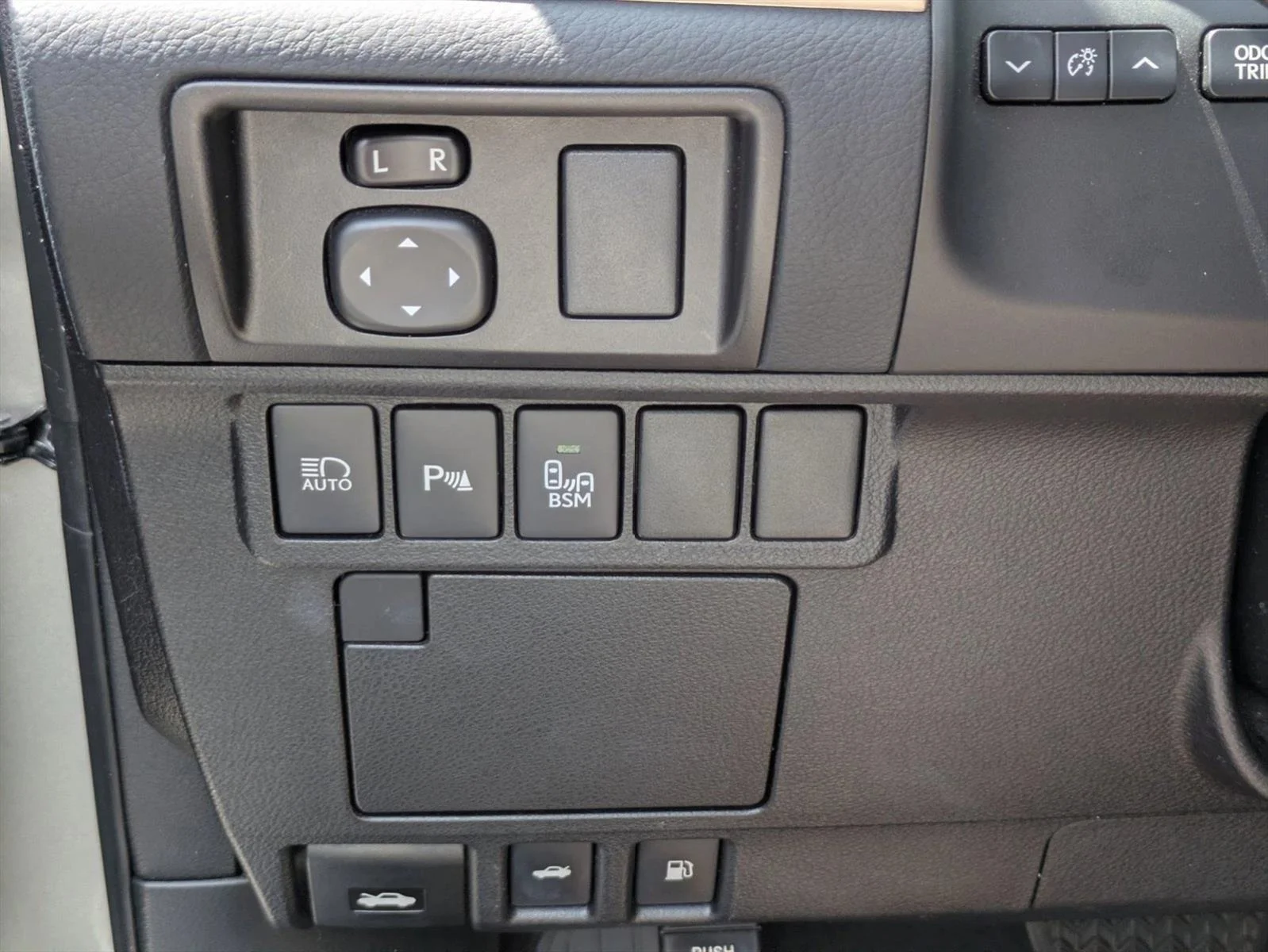 Used 2016 Atomic Silver Lexus  image 9