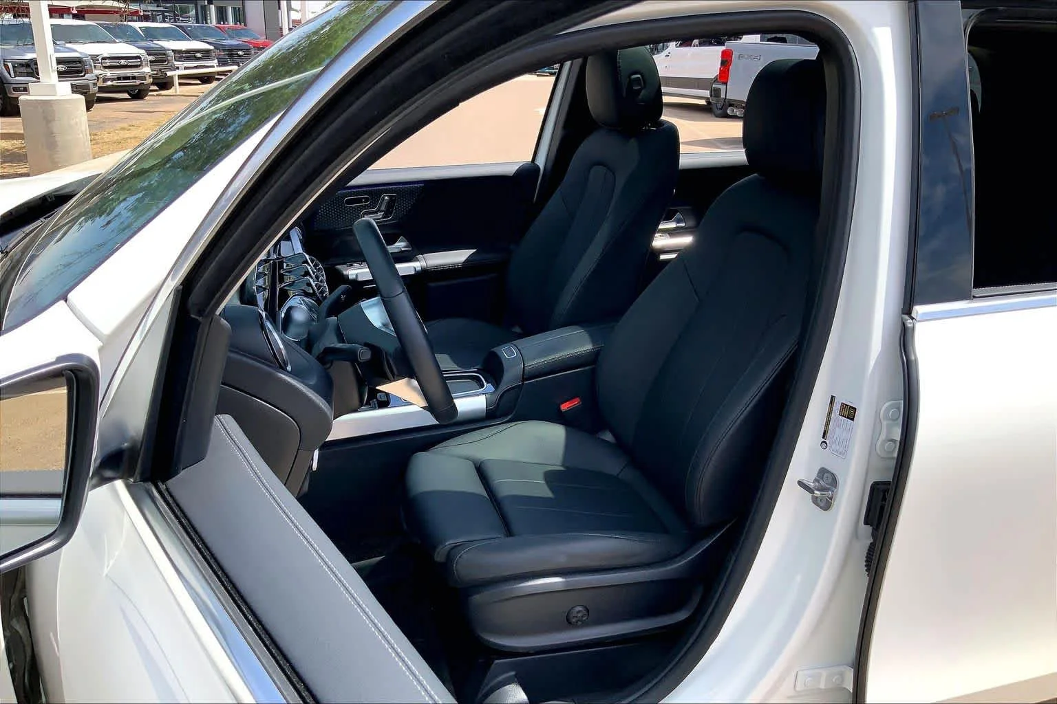 Used 2025 Polar White Mercedes-Benz GLB 250 image 8