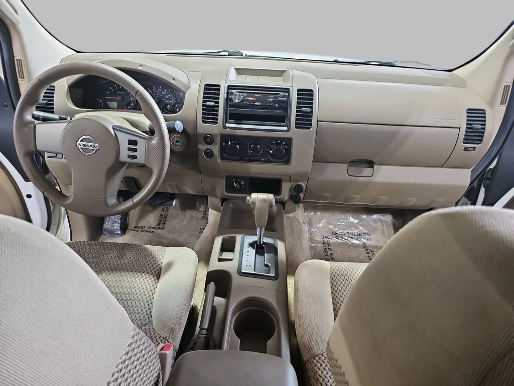 Used 2005 White Nissan SE image 11