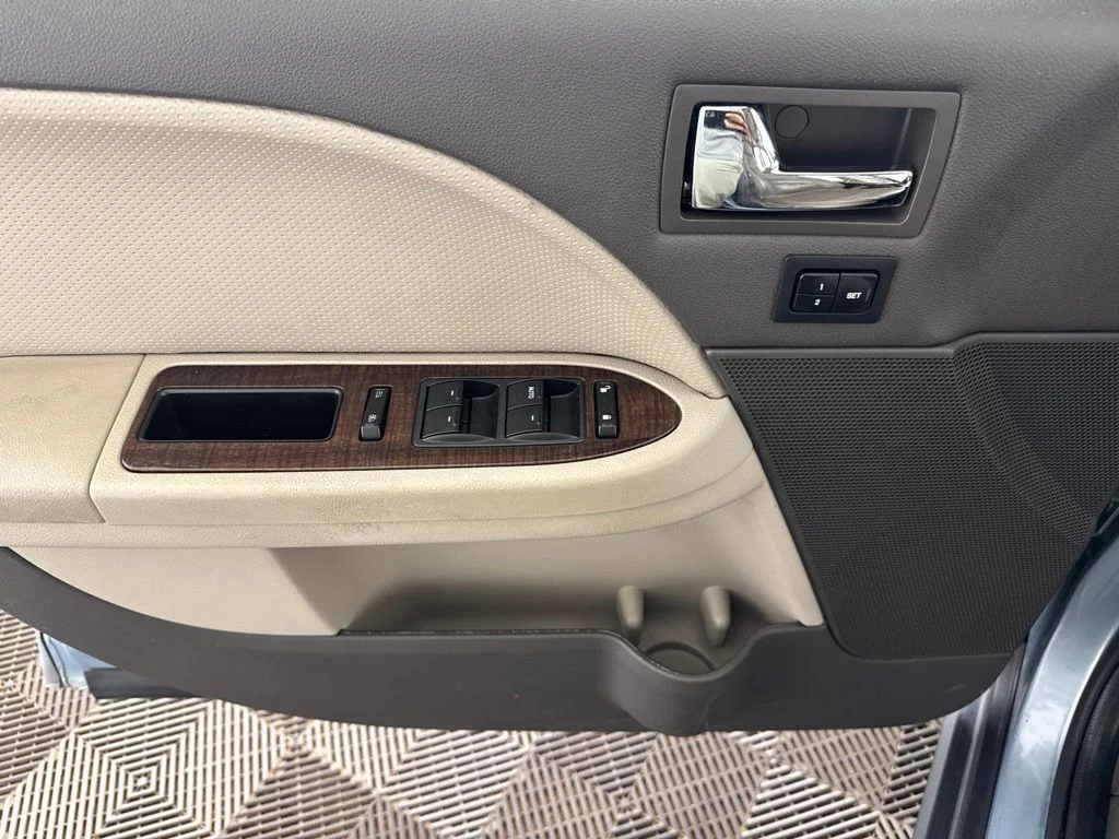Used 2008  Ford Limited image 20