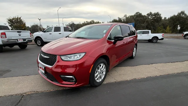 Used 2025 Red Chrysler Select image 1
