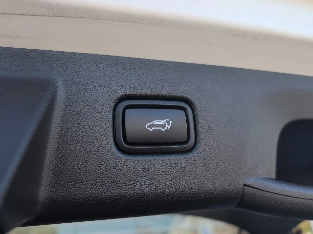 Used 2025 White Hyundai SEL image 16