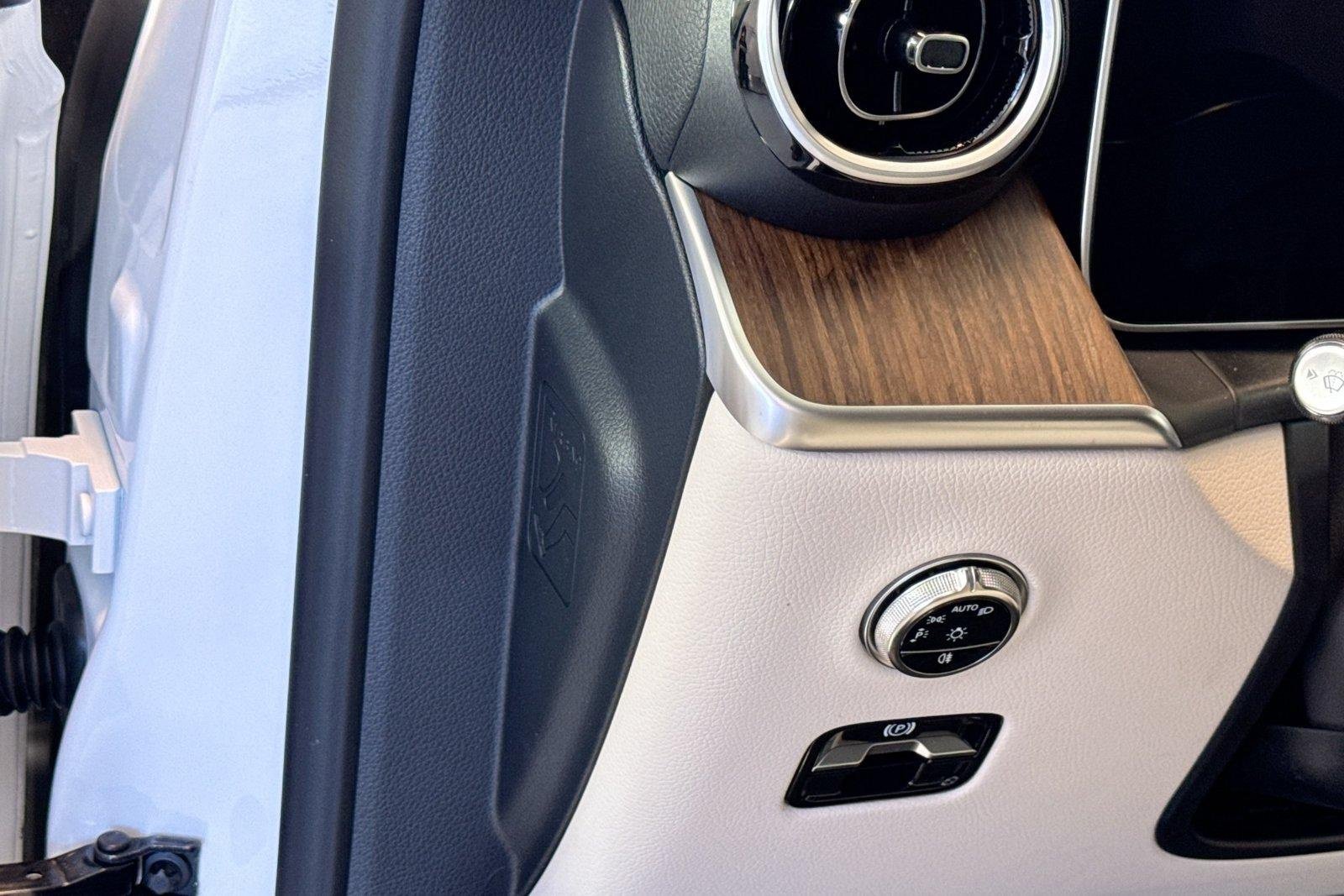 New 2026 Polar White Mercedes-Benz GLC 300 image 10