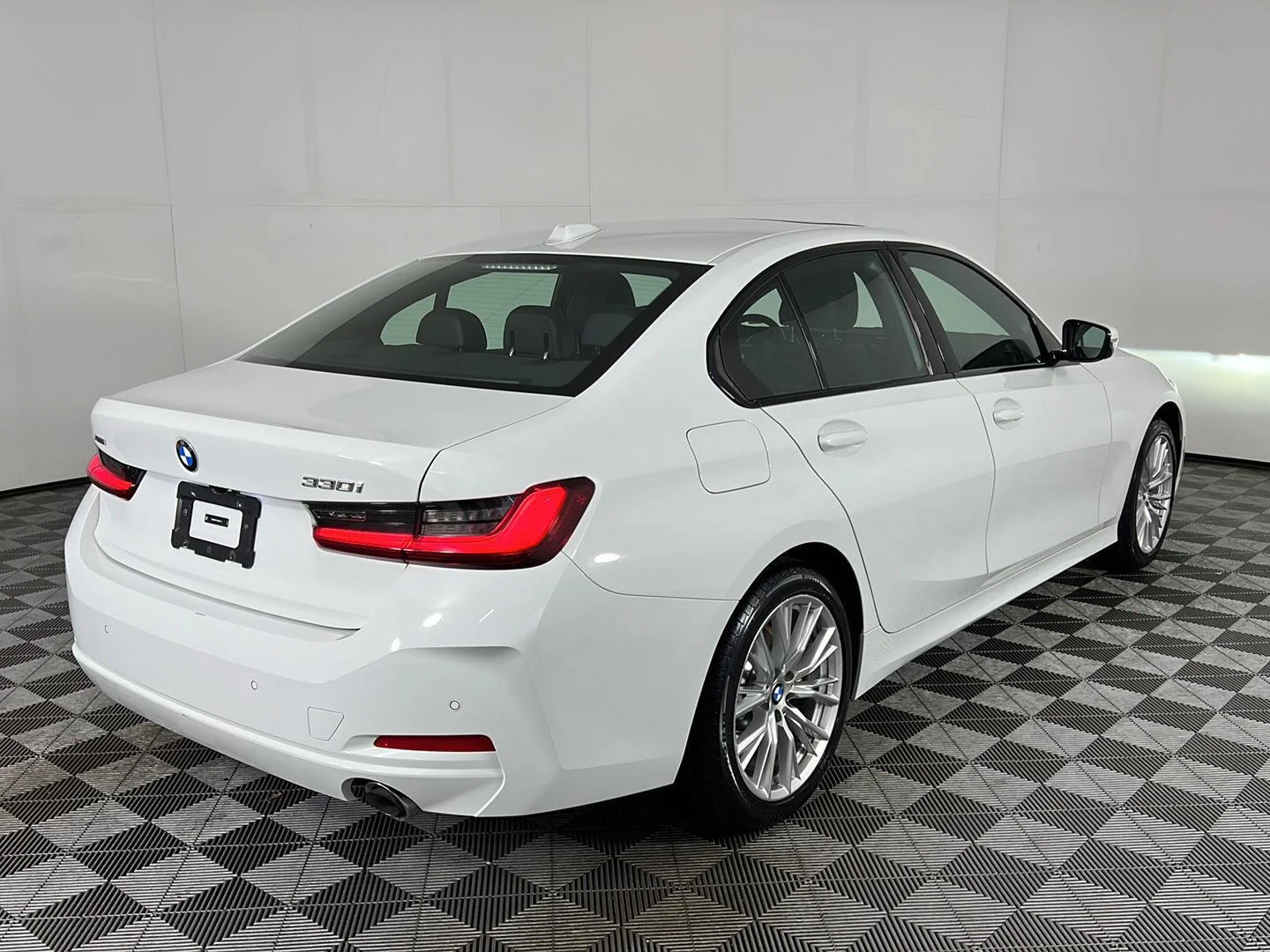 Used 2023 Alpine White BMW 330i xDrive image 5