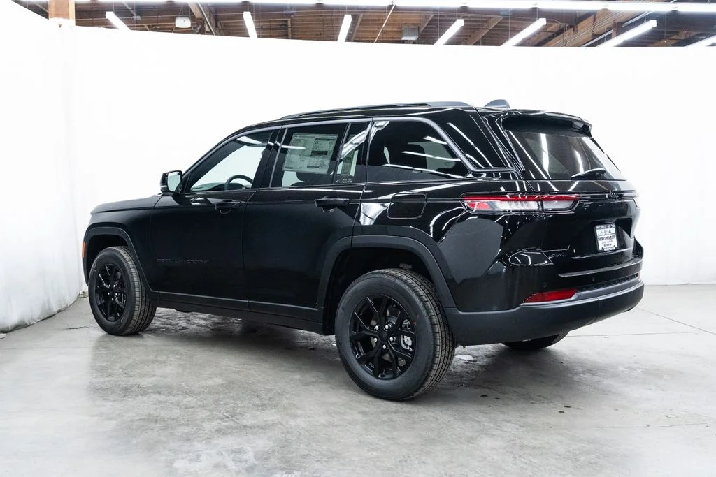 New 2026 Diamond Black Crystal Pearl-Coat Exterior Paint Jeep Altitude image 4
