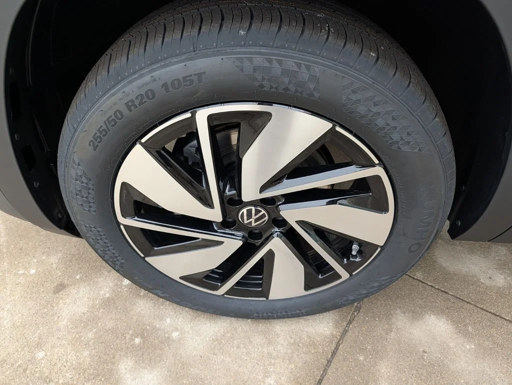 New 2026 Silver Volkswagen 2.0T SE w/Technology image 9