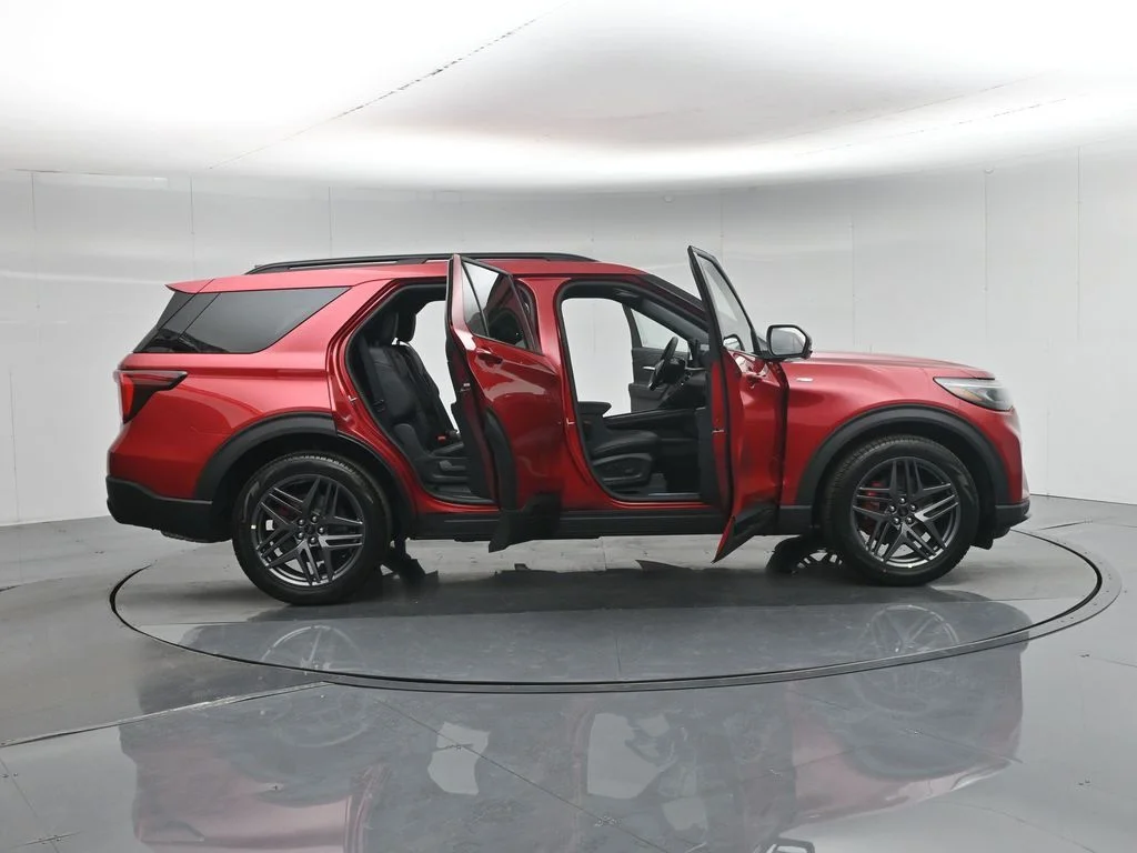 New 2026 Rapid Red Metallic Tinted Clearcoat Ford ST-Line image 4