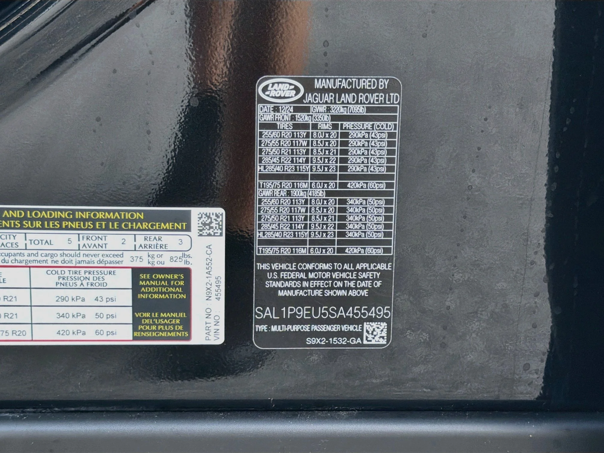 Used 2025 Santorini Black Metallic Land Rover SE image 46