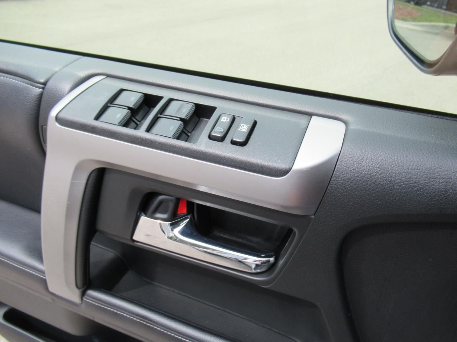 Used 2018 Silver Toyota SR5 image 21