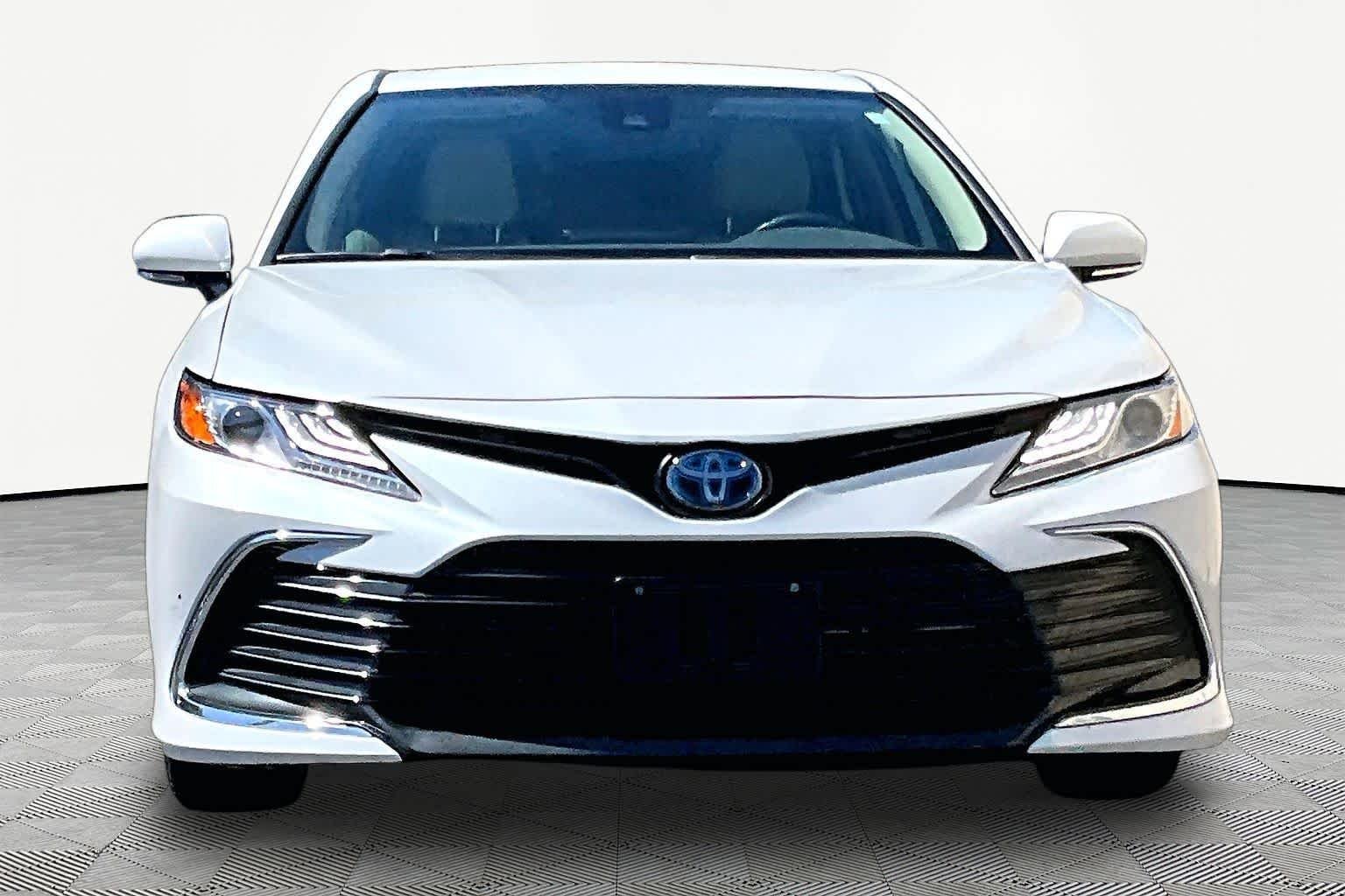 Used 2021 Wind Chill Pearl Toyota Hybrid XLE image 4