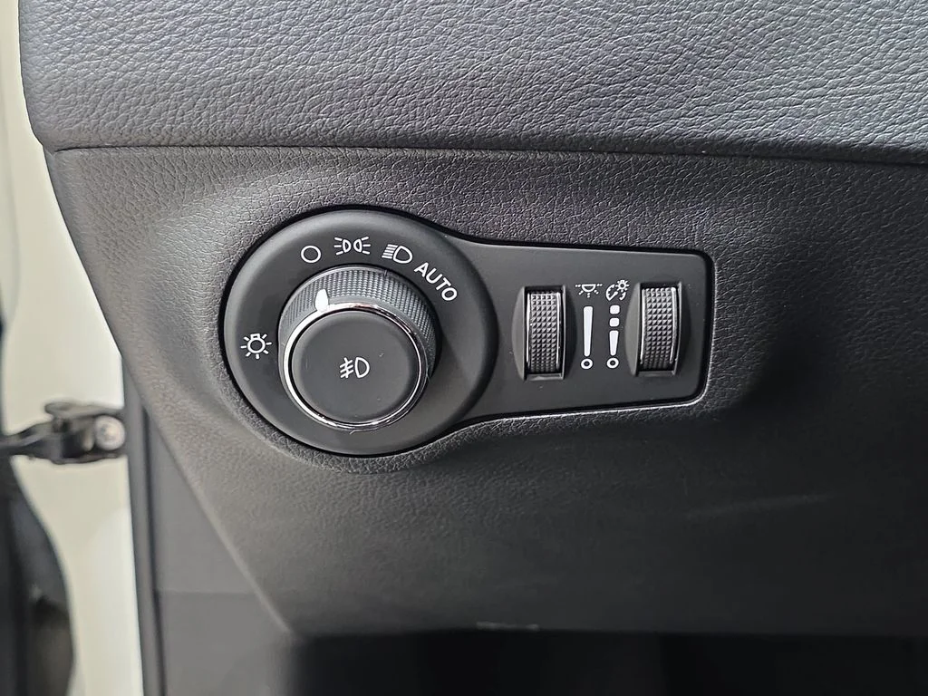 Used 2019 White Clearcoat Jeep Latitude image 24