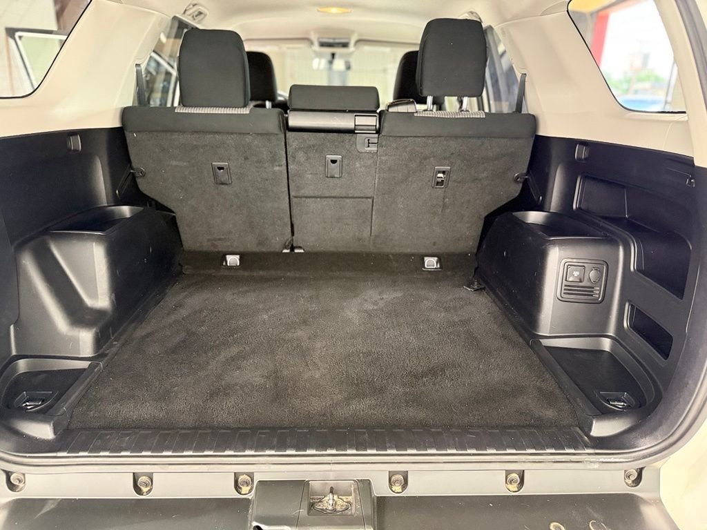Used 2018 White Toyota SR5 image 19