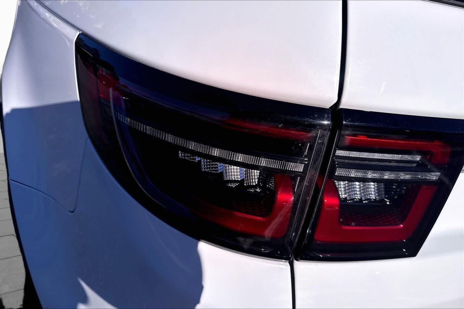 Used 2022 Fuji White Land Rover SE image 29