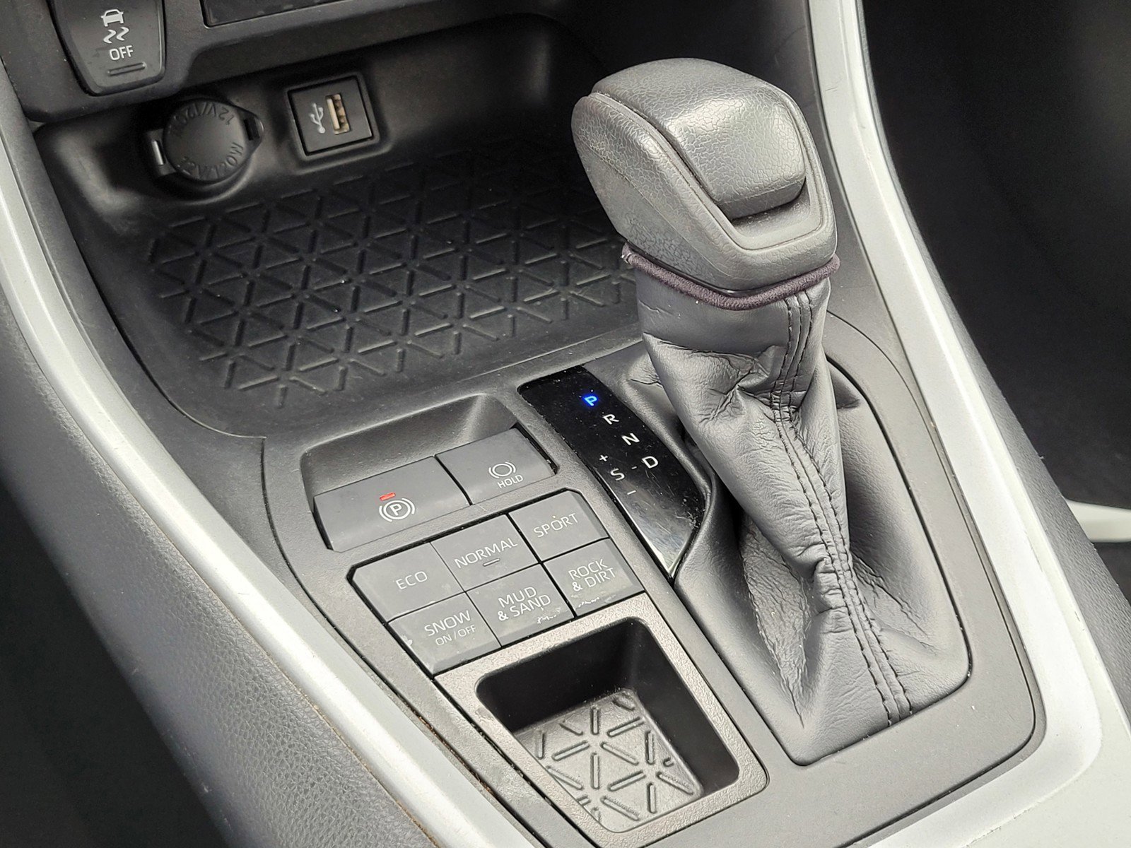2024 Toyota RAV4 XLE - Photo 22
