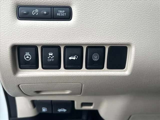 Used 2020 White Nissan Platinum image 23