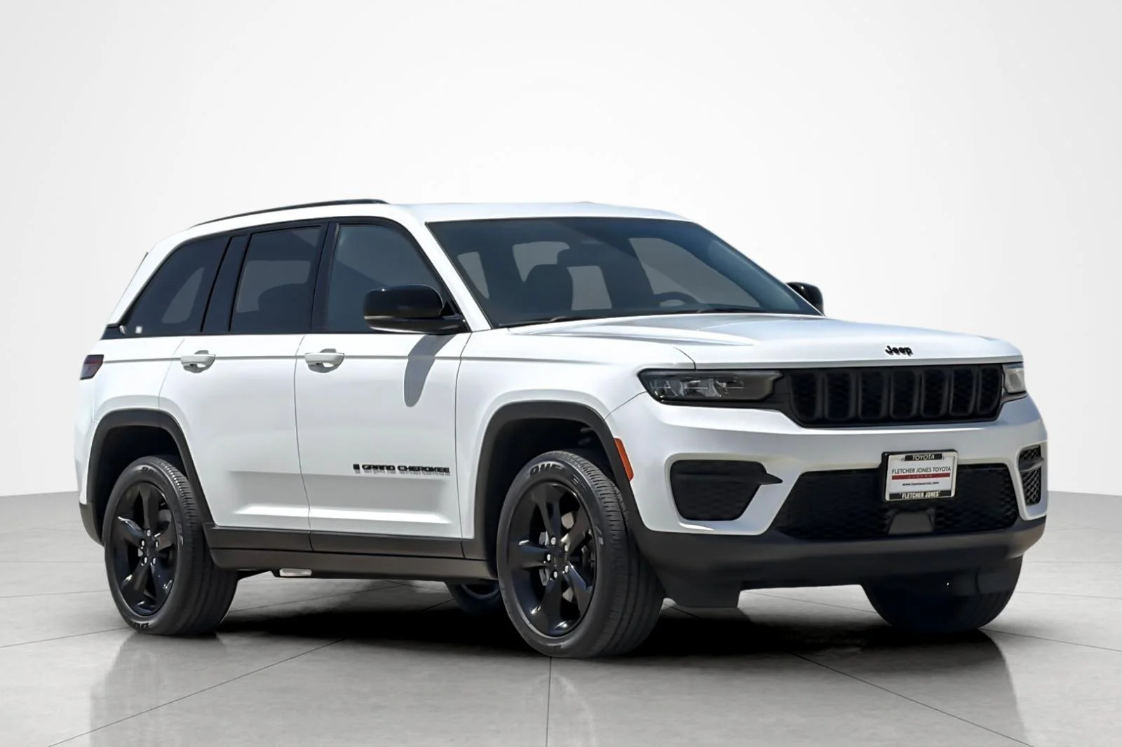 Used 2023 BRIGHT WHITE Jeep Altitude image 7