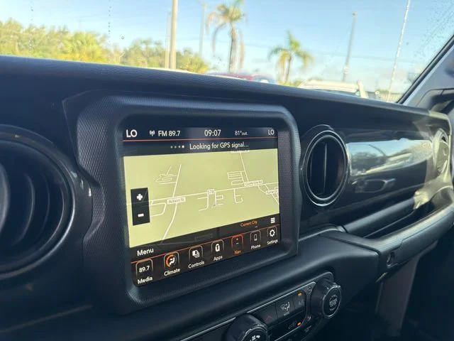 Used 2020 Silver Jeep Altitude image 25