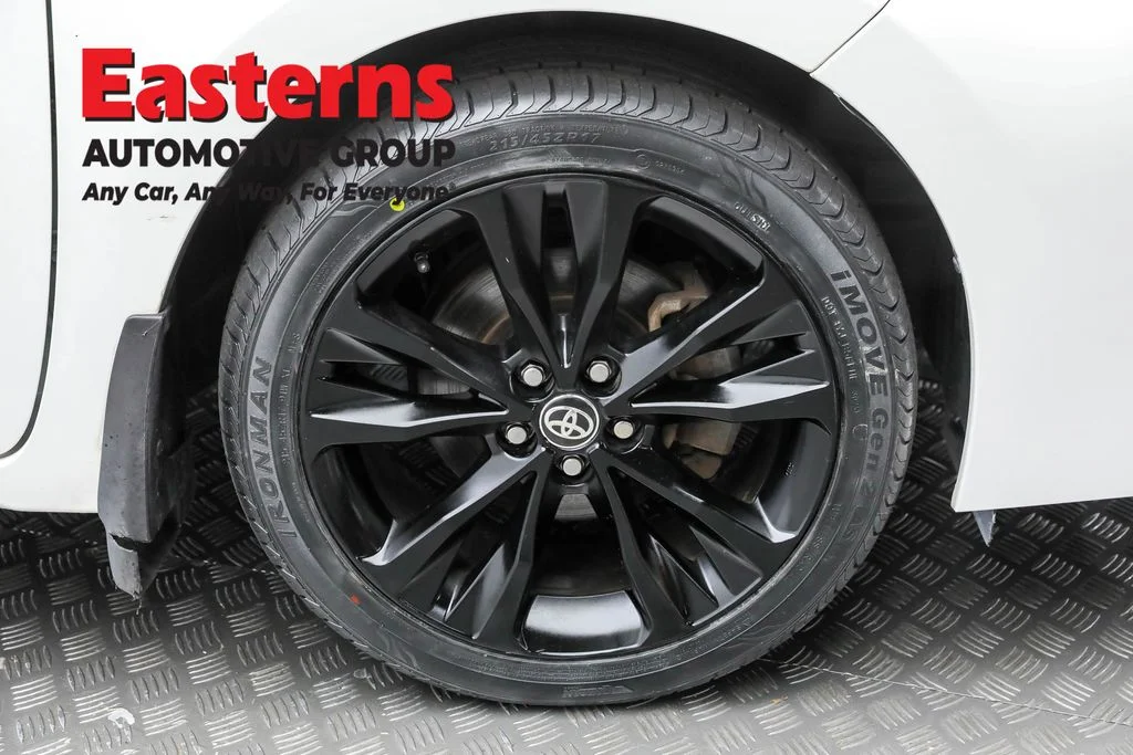 Used 2018 White Toyota SE image 29
