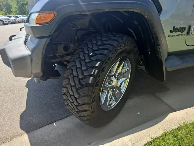 Used 2020 Silver Jeep Sport image 28