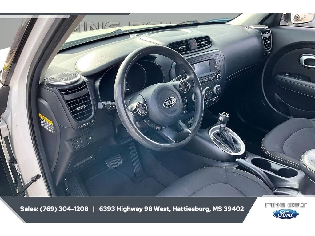 Used 2016 Clear White Kia + image 12